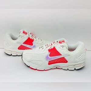 Nike Zoom Vomero 5 in Siren Red